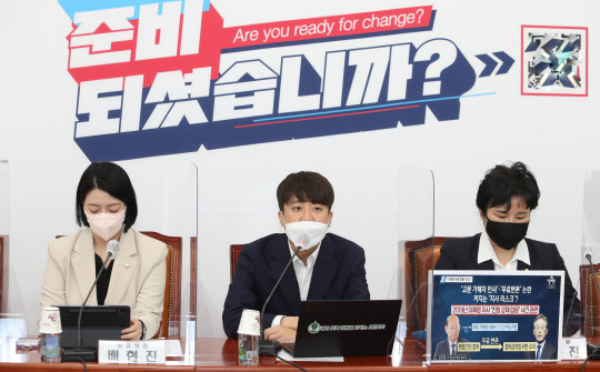 지난 9월6일 이준석(가운데) 국민의힘 대표가 서울 여의도 국회에서 열린 당 최고위원회의에서 발언하고 있다.연합뉴스·국회사진기자단